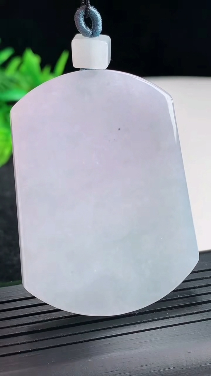 天然A货翡翠紫罗兰无事牌吊坠，尺寸56-42-5.8重量:42.61g
4月20日