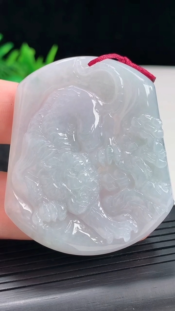 天然A货翡翠飘花生肖虎吊坠，尺寸54-46.5-4重量:25.85g
4月20日