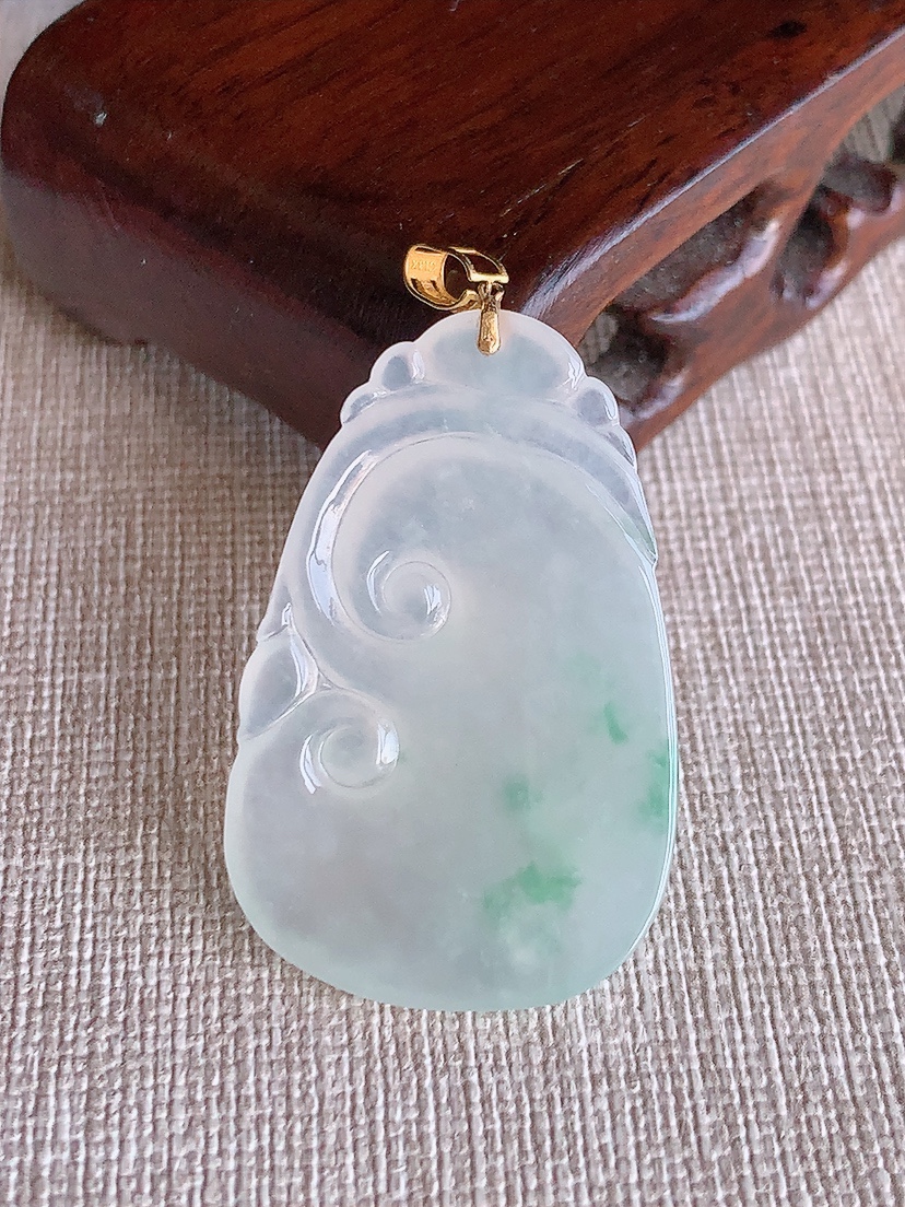 天然A货翡翠18K金扣头飘花如意吊坠 
尺寸37.3-24-4.8mm 重量7.66g 0418