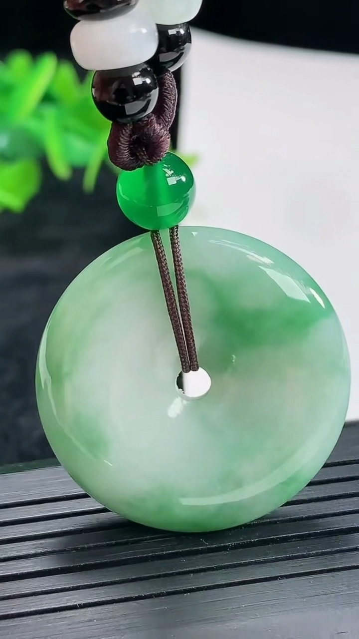 天然A货翡翠平安扣吊坠，尺寸34-7.3重:16.76g474
4月20日