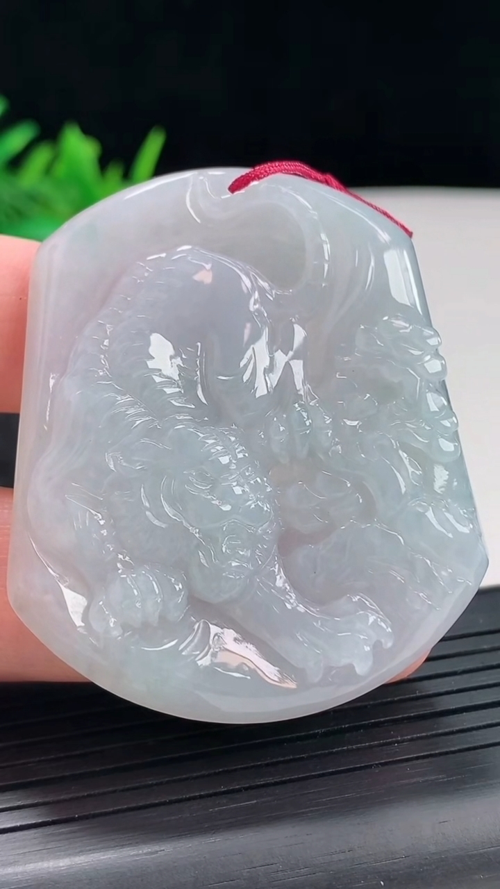 天然A货翡翠飘花生肖虎吊坠，尺寸54-46.5-4重量:25.85g
4月20日