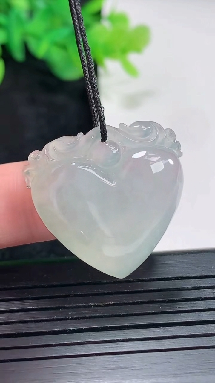 天然A货翡翠福瓜吊坠，尺寸26.5-28-8重量:9.64g
4月20日