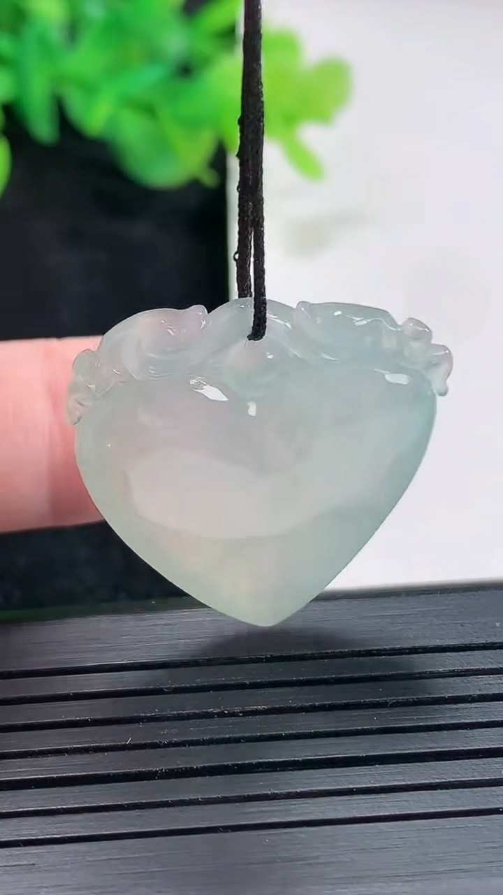 天然A货翡翠福瓜吊坠，尺寸26.5-28-8重量:9.64g
4月20日