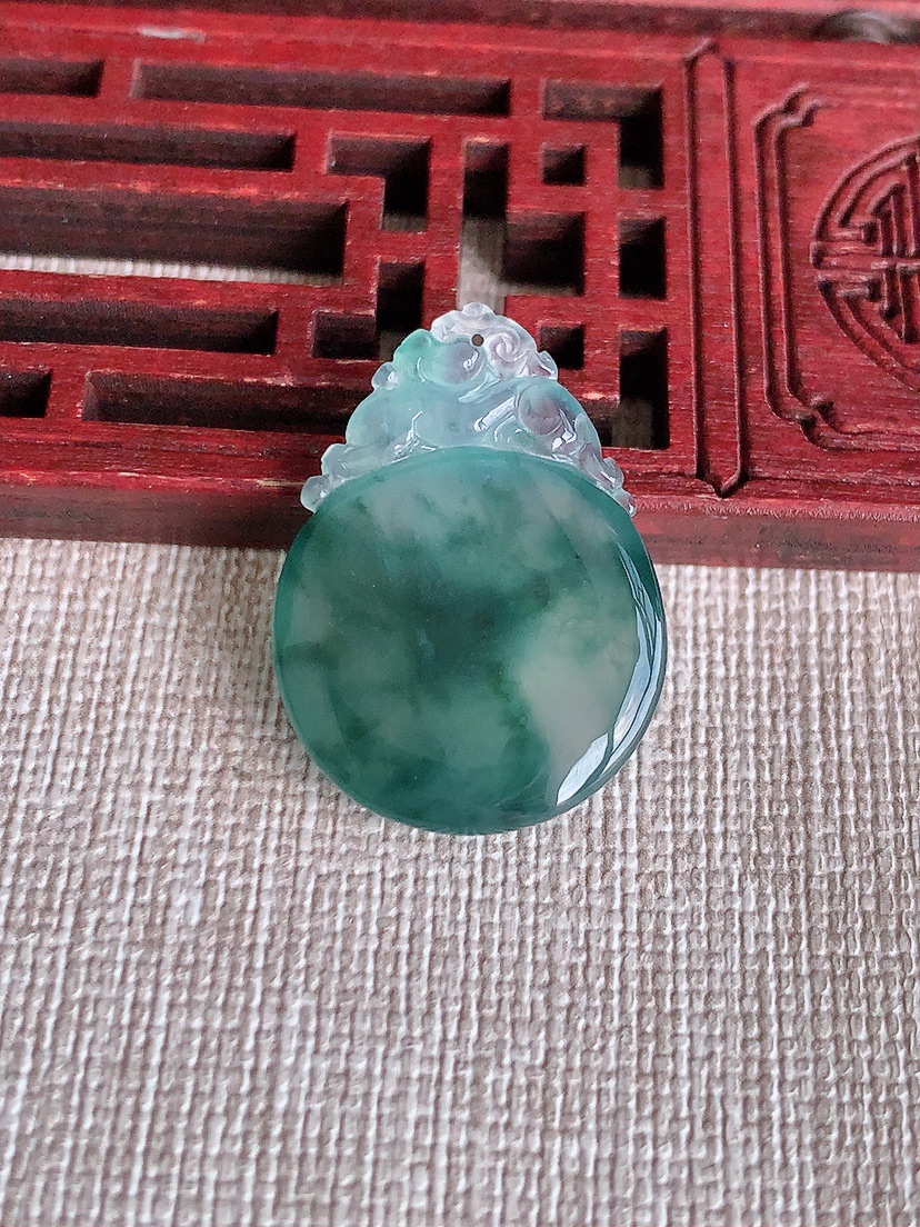 天然A货翡翠飘花福贝吊坠 
尺寸26.5-19.2-5.3mm 重量5.00g 0418