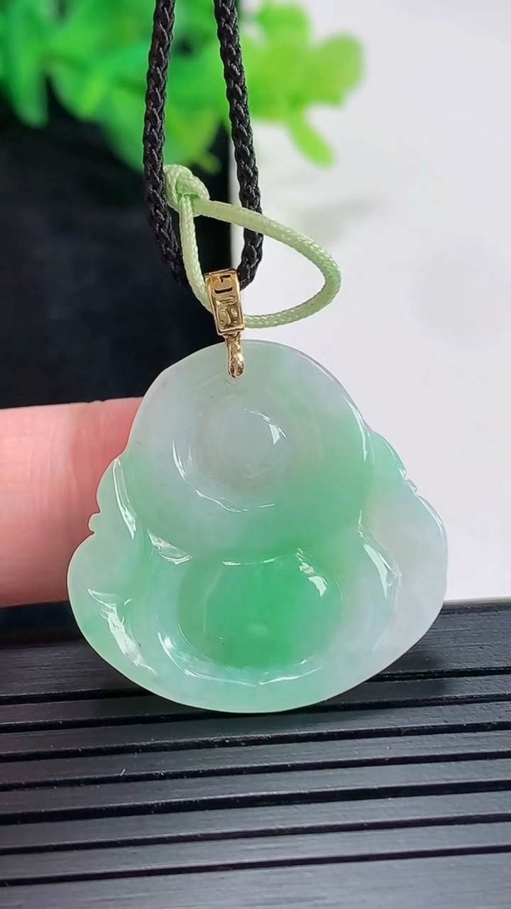 天然A货翡翠佛公吊坠，尺寸25.5-26-5.2重量:5.48g
4月20日