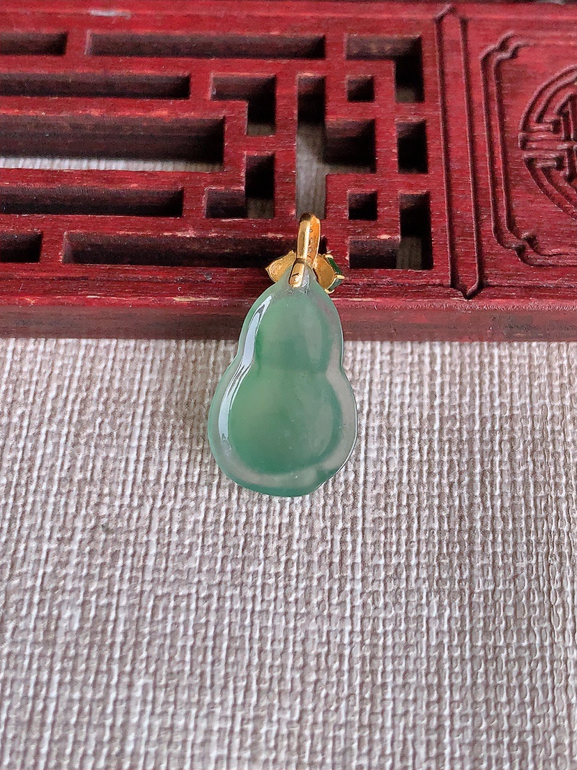 天然A货翡翠18K金扣头晴水葫芦吊坠 
尺寸22.5-17.5-11.6-3.6mm 重量1.26g
