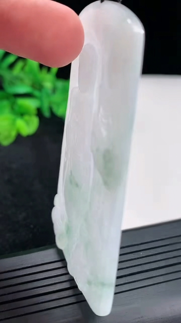 天然A货翡翠飘花御龙阿弥陀佛吊坠，尺寸73.5-40-5.2重量:35.44g
4月20日