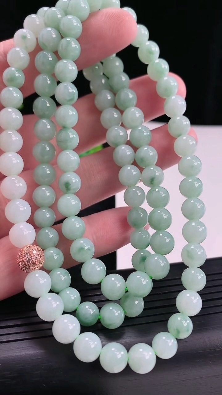 天然A货翡翠飘花圆珠项链，尺寸7.5-99颗重:69.72g5354月20日
工厂直销收藏佳品,种好水足，色泽均匀，有种有色，上手高大气！