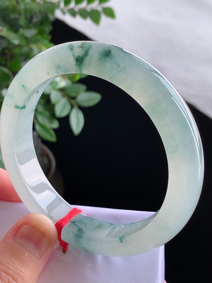 天然A货翡翠飘花正装正圈手镯57-58圈口  
尺寸57-12.4-8.8mm 0419