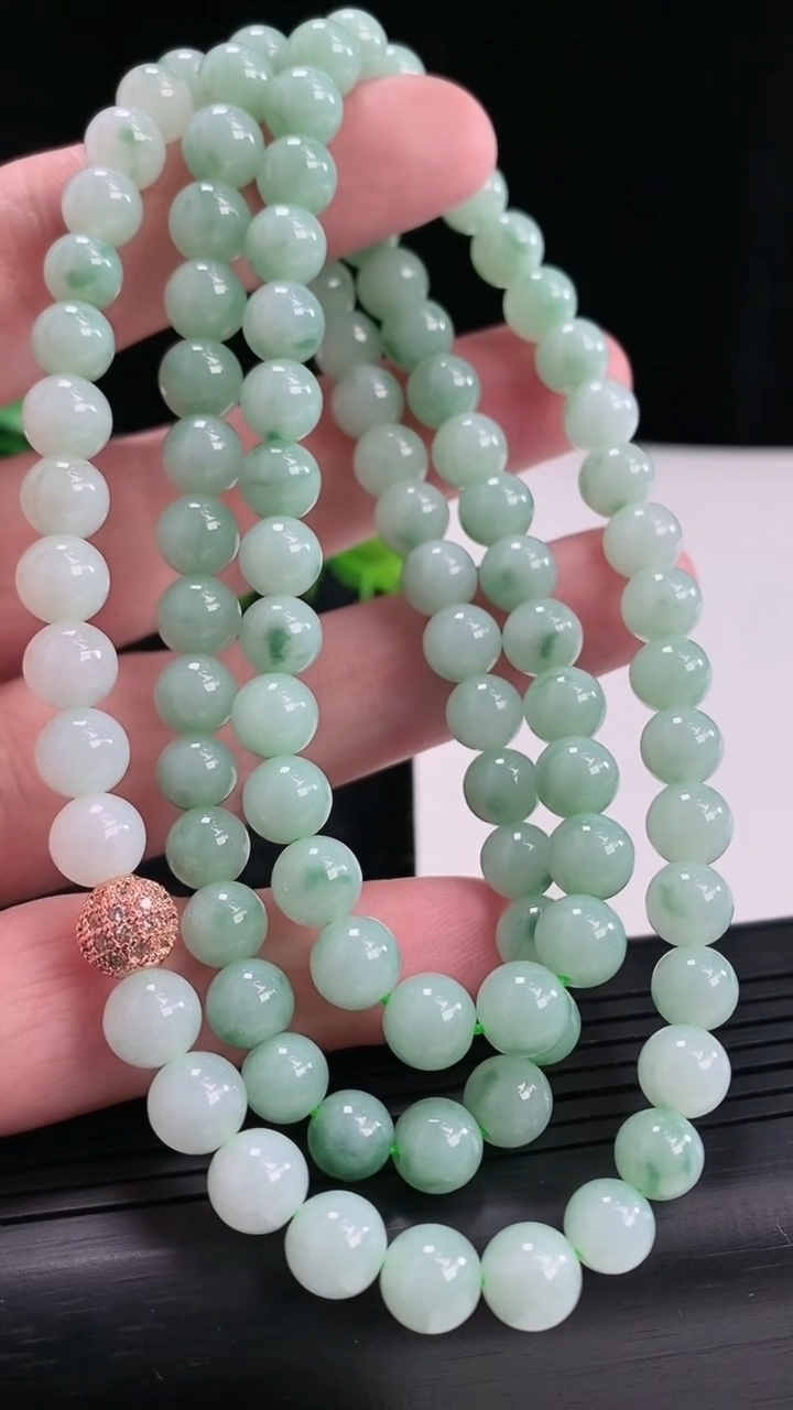 天然A货翡翠飘花圆珠项链，尺寸7.5-99颗重:69.72g5354月20日
工厂直销收藏佳品,种好