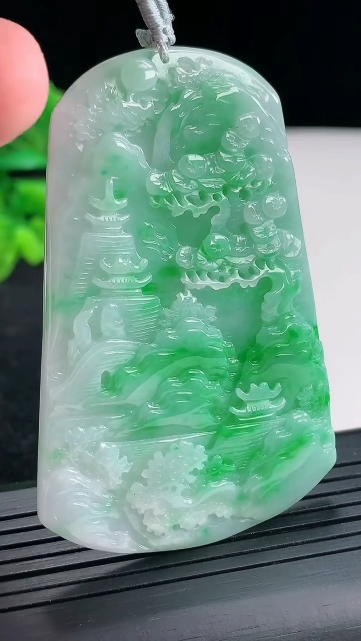 天然A货翡翠山水牌吊坠，尺寸64-42.5-5.5重量:33.90g
4月20日