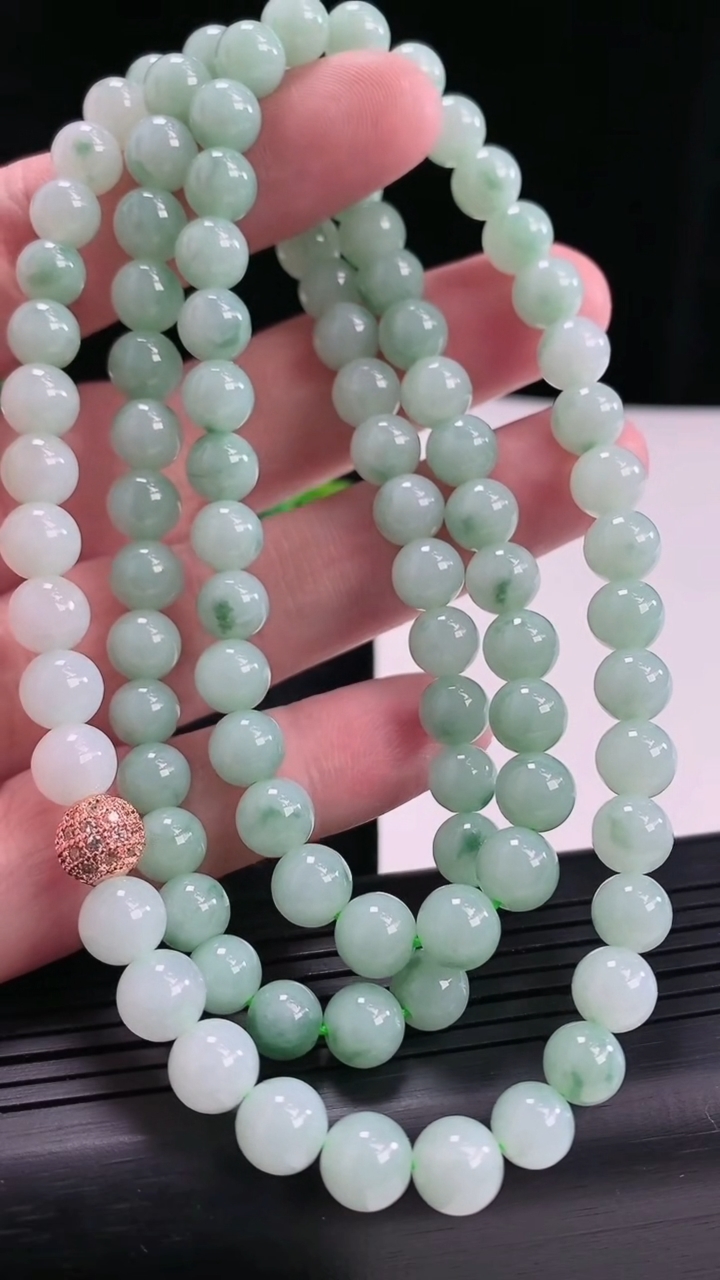 天然A货翡翠飘花圆珠项链，尺寸7.5-99颗重:69.72g5354月20日
工厂直销收藏佳品,种好水足，色泽均匀，有种有色，上手高大气！