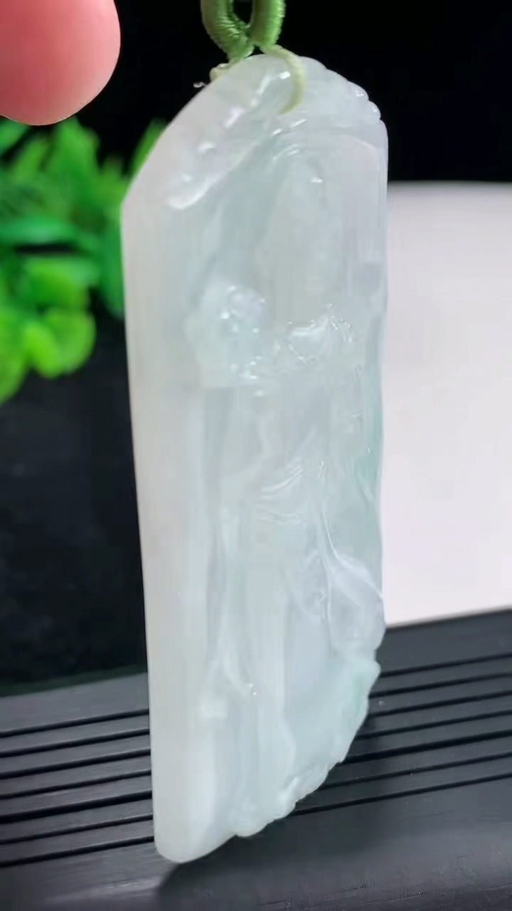 天然A货翡翠大势至菩萨吊坠，尺寸65.6-30-7重量:31.64g
4月20日