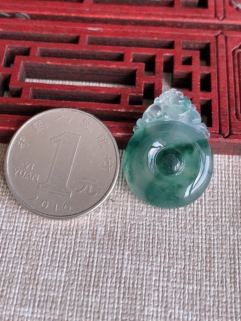 天然A货翡翠飘花福贝吊坠 
尺寸26.5-19.2-5.3mm 重量5.00g 0418