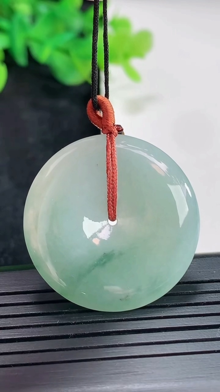 天然A货翡翠飘花平安扣吊坠，尺寸31-5.6重量:11.30g
4月20日