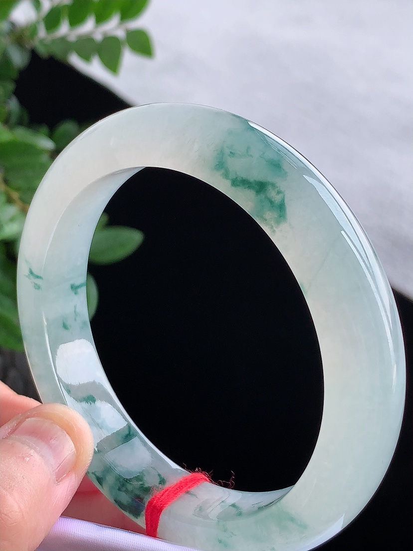 天然A货翡翠飘花正装正圈手镯57-58圈口  
尺寸57-12.4-8.8mm 0419