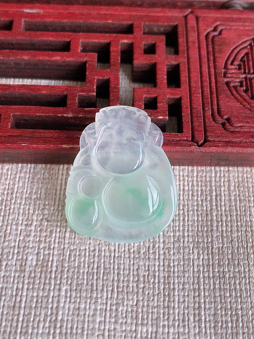 天然A货翡翠飘绿财神爷镶嵌件 
尺寸23.2-18.8-4.5mm 重量3.26g 0418