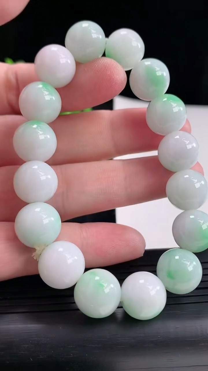 天然A货翡翠圆珠手串，尺寸13重:58.04g4744月20日
工厂直销收藏佳品,种好水足，色泽均匀，有种有色，上手高大气！