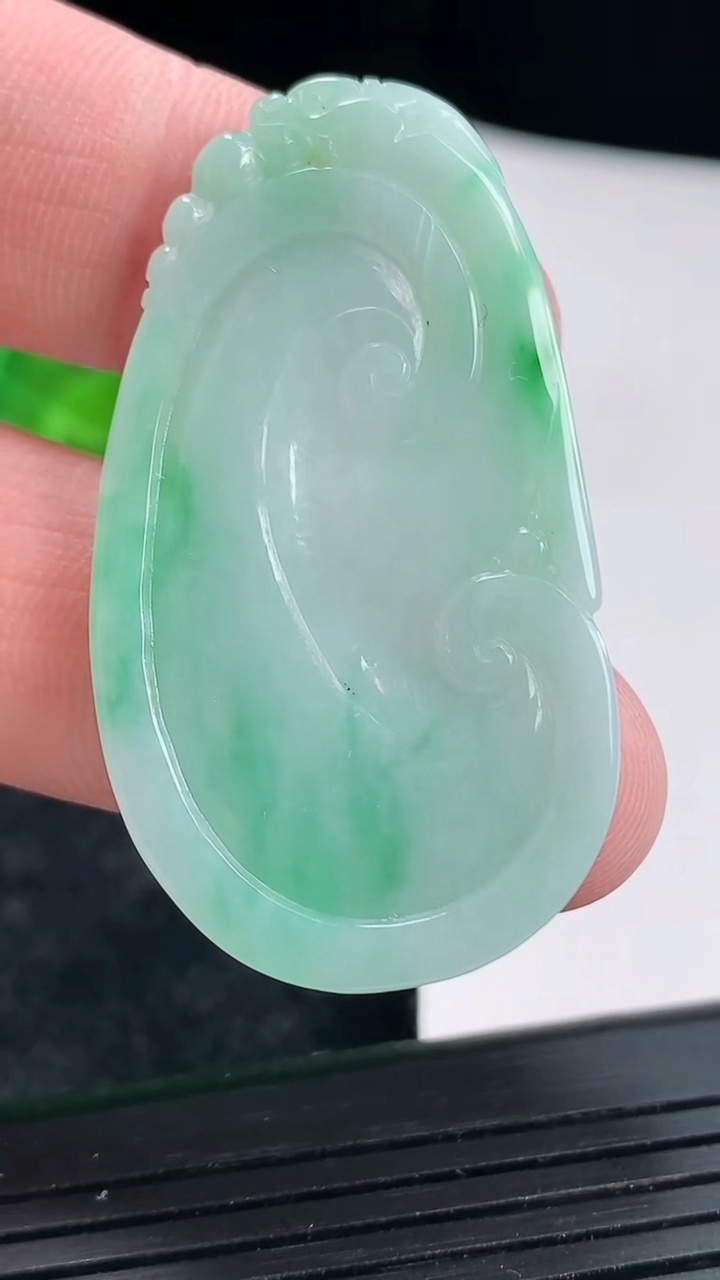 天然A货翡翠如意吊坠，尺寸46.2-25.7-3.9重:10.34g535
4月20日