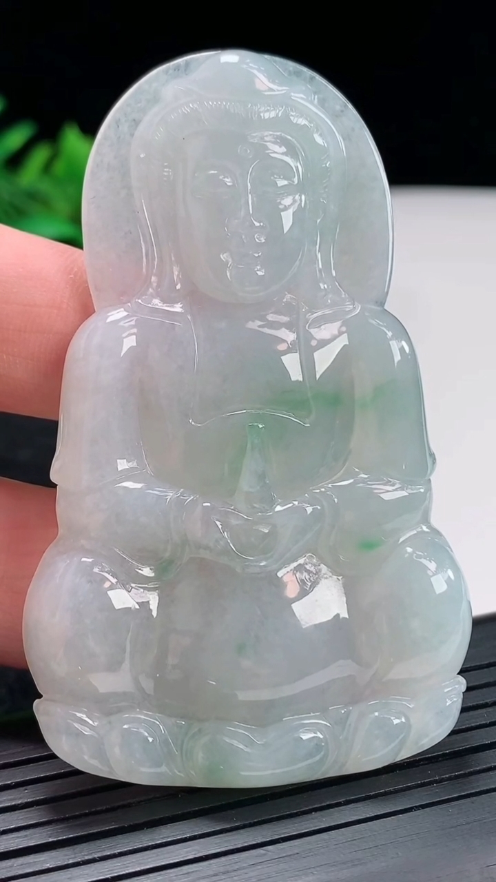 天然A货翡翠正装观音吊坠，尺寸72-44-4.6重量:31.90g
4月21日