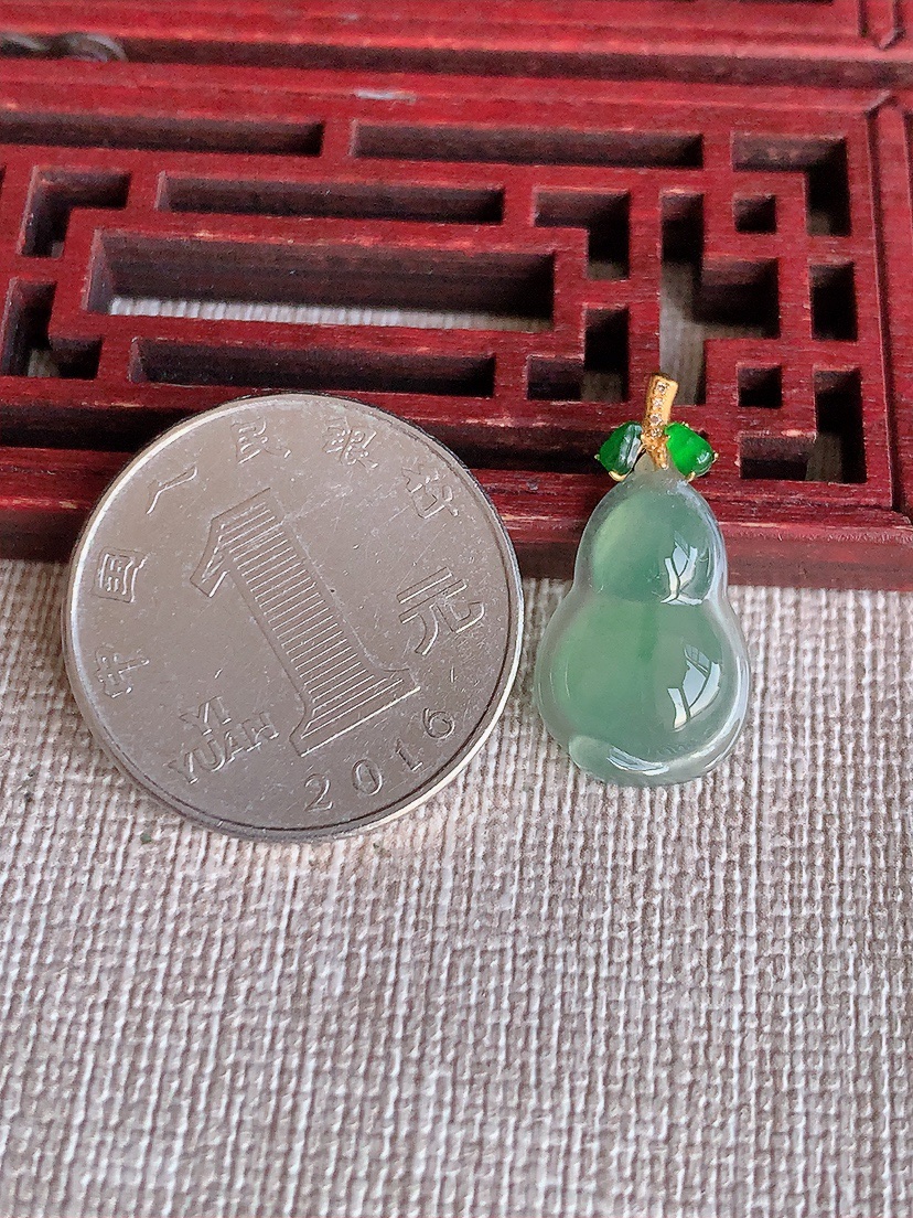 天然A货翡翠18K金扣头晴水葫芦吊坠 
尺寸22.5-17.5-11.6-3.6mm 重量1.26g 0418