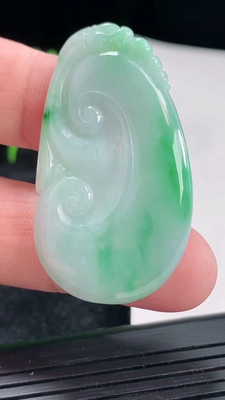 天然A货翡翠如意吊坠，尺寸46.2-25.7-3.9重:10.34g535
4月20日