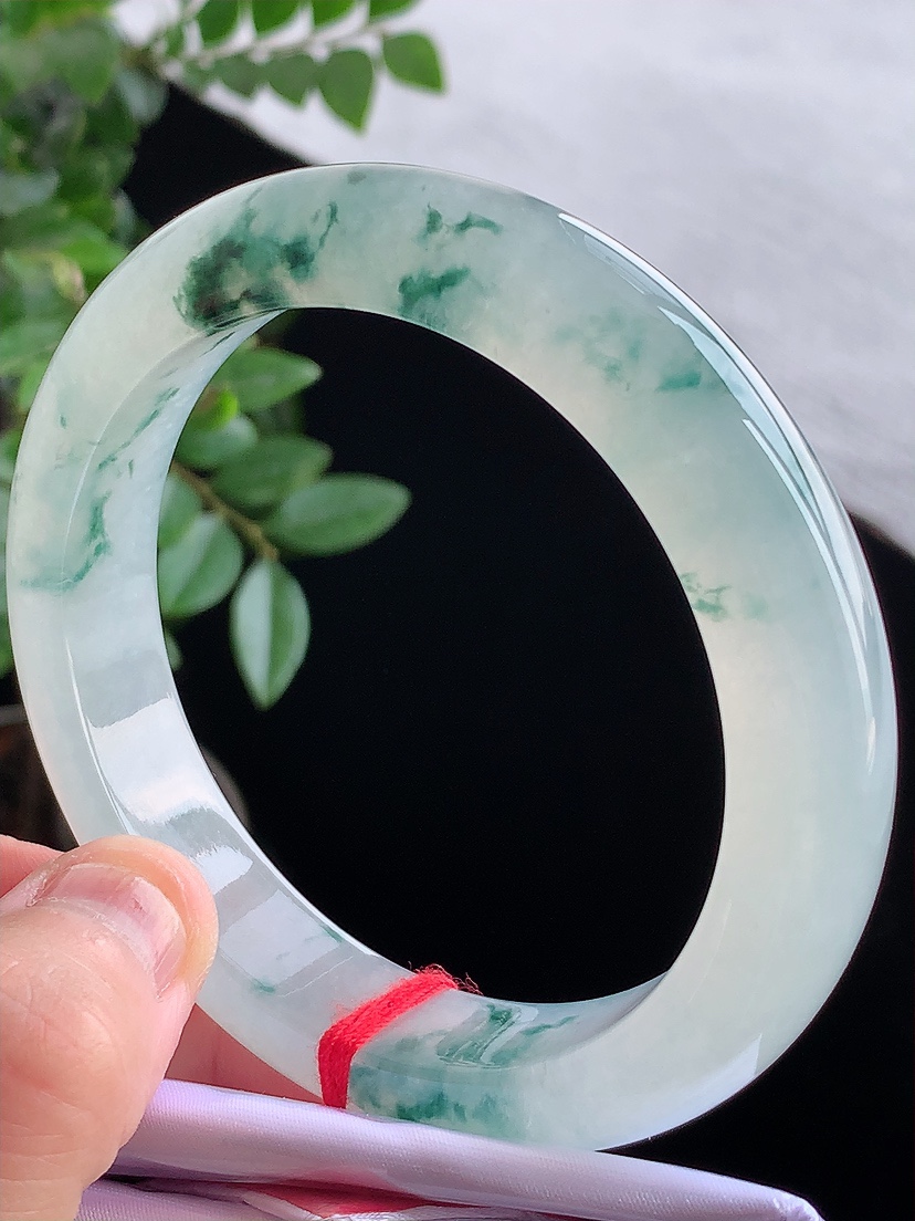 天然A货翡翠飘花正装正圈手镯57-58圈口  
尺寸57-12.4-8.8mm 0419