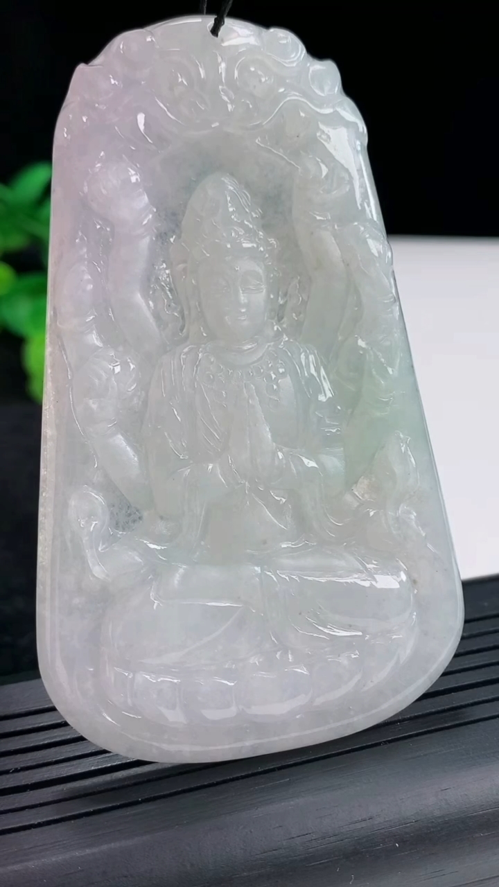 天然A货翡翠千手观音菩萨吊坠，尺寸84-51-5.5重量:47.50g
4月20日