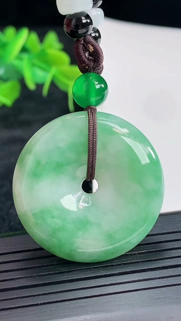 天然A货翡翠平安扣吊坠，尺寸34-7.3重:16.76g474
4月20日