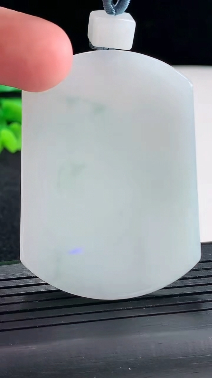 天然A货翡翠飘花无事牌吊坠，尺寸53-40-5.5重量:37.31g
4月20日