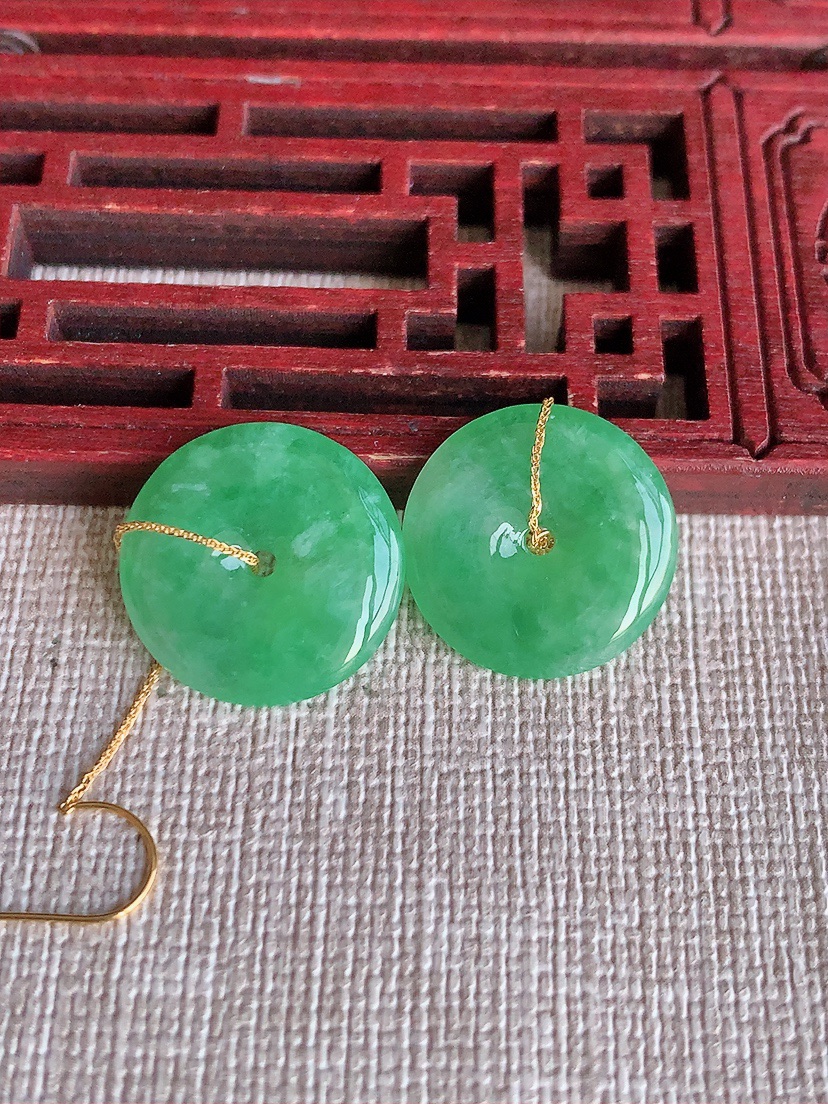 天然A货翡翠18K金镶嵌满绿平安扣耳坠 
尺寸17-3mm 重量4.10g 0418