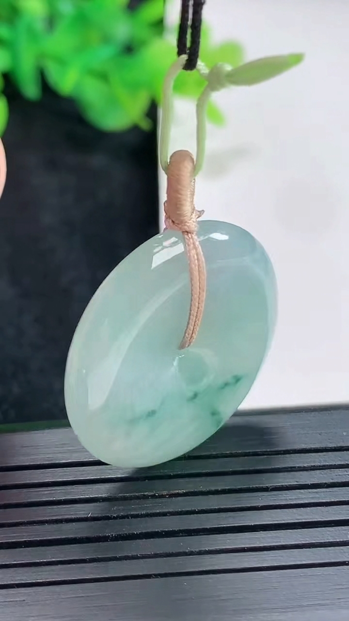 天然A货翡翠飘花平安扣吊坠，尺寸28-5.5重量:9.30g
4月20日