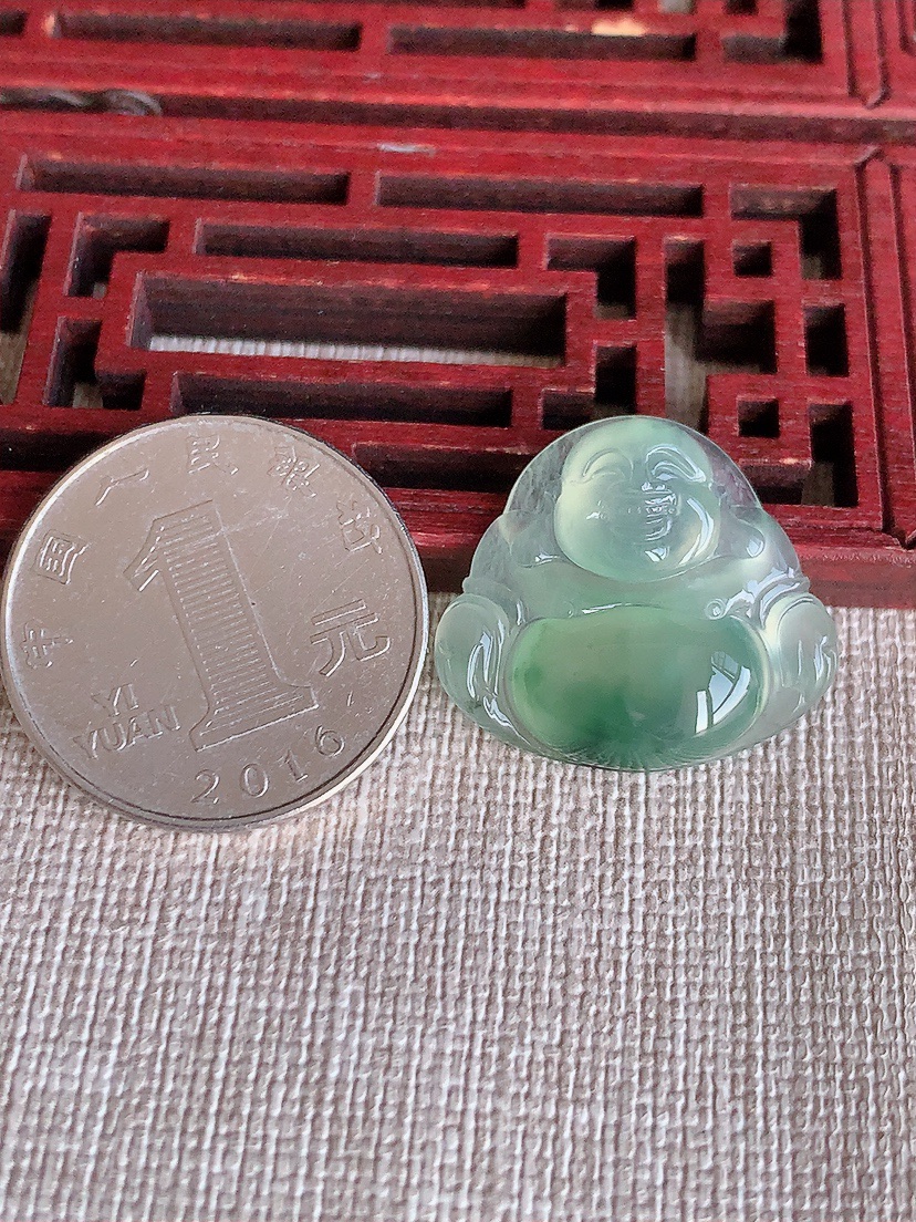 天然A货翡翠飘花佛公吊坠 
尺寸21-23.5-5.3mm 重量3.86g 0418