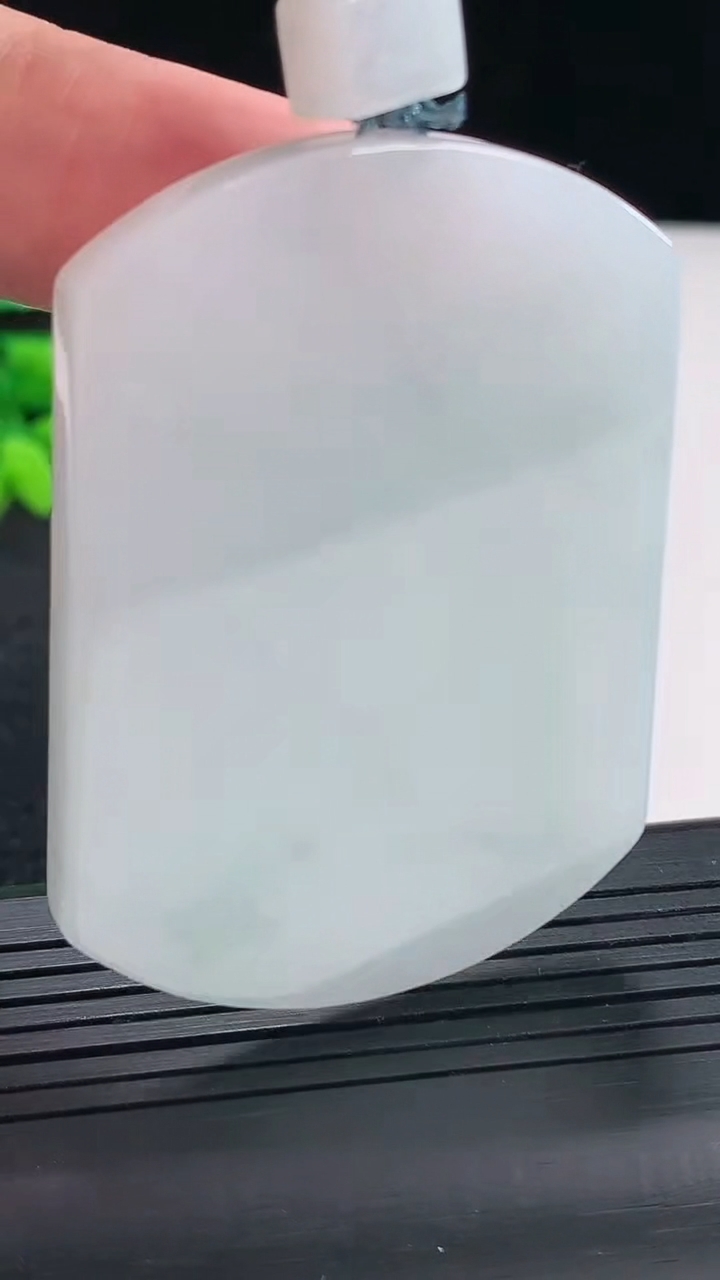 天然A货翡翠飘花无事牌吊坠，尺寸53-40-5.5重量:37.31g
4月20日