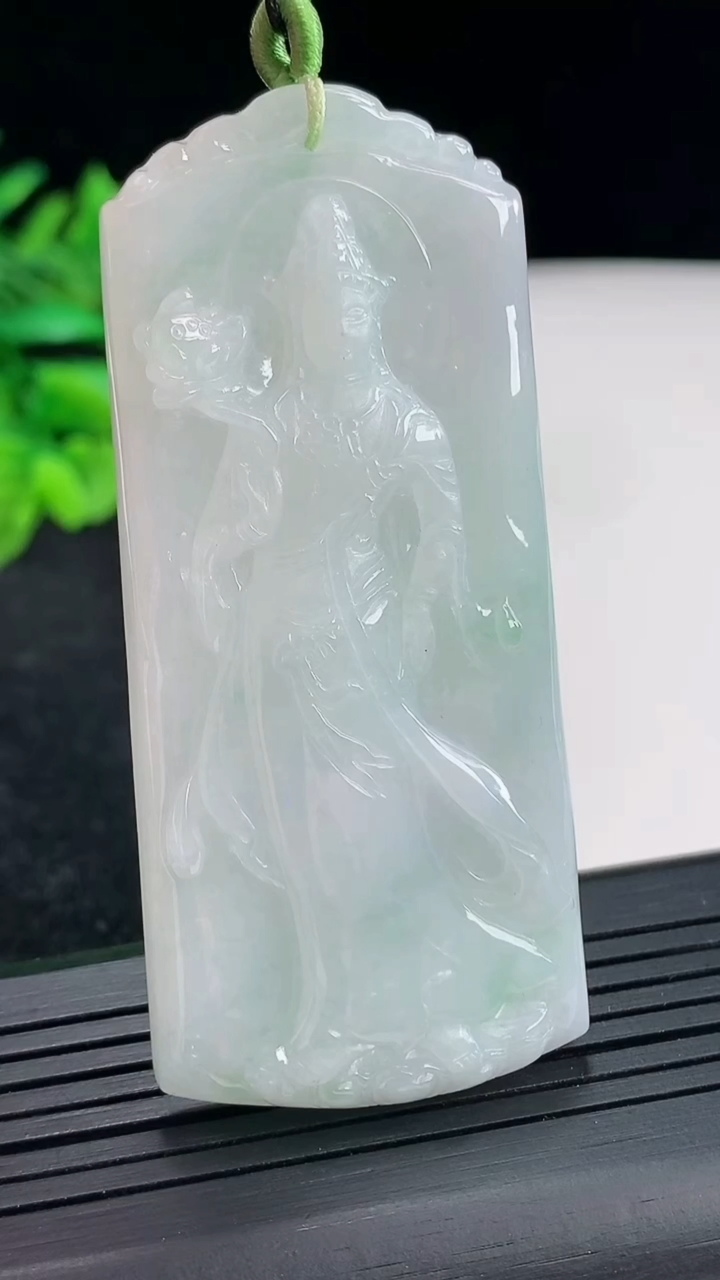 天然A货翡翠大势至菩萨吊坠，尺寸65.6-30-7重量:31.64g
4月20日