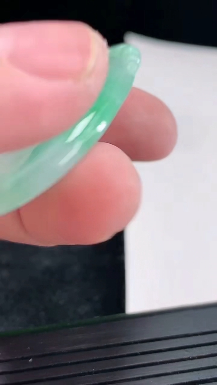 天然A货翡翠如意吊坠，尺寸46.2-25.7-3.9重:10.34g535
4月20日