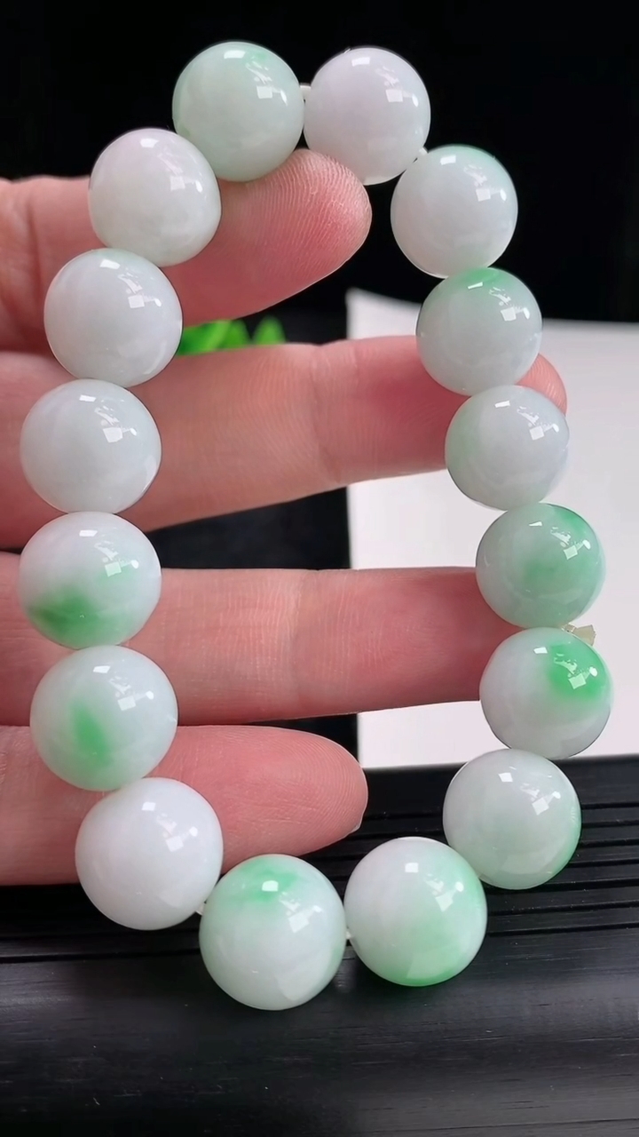 天然A货翡翠圆珠手串，尺寸13重:58.04g4744月20日
工厂直销收藏佳品,种好水足，色泽均匀