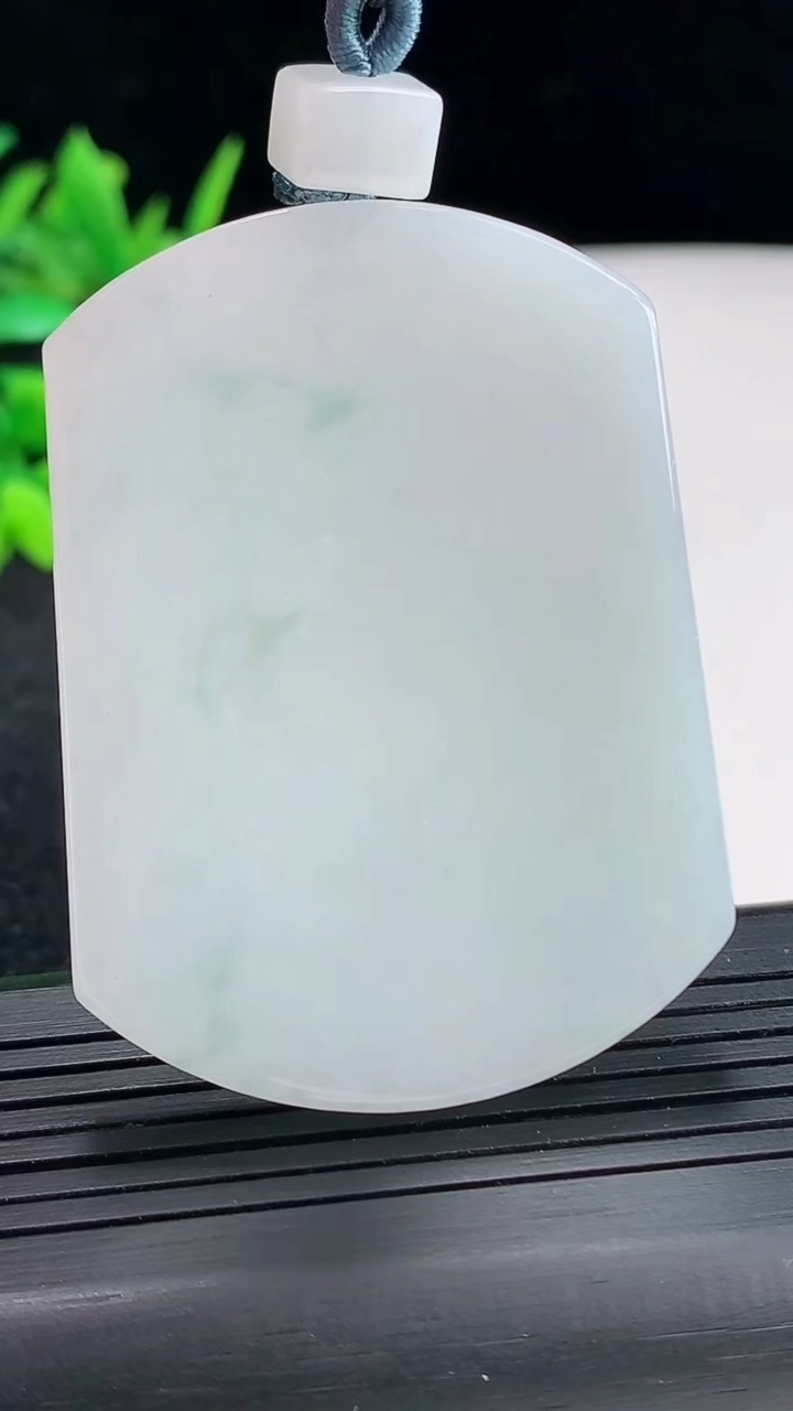 天然A货翡翠飘花无事牌吊坠，尺寸53-40-5.5重量:37.31g
4月20日