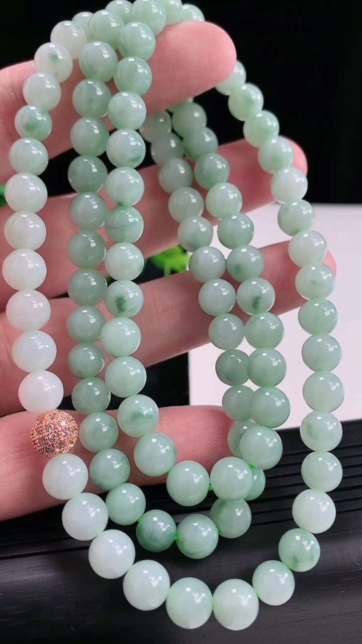 天然A货翡翠飘花圆珠项链，尺寸7.5-99颗重:69.72g5354月20日
工厂直销收藏佳品,种好水足，色泽均匀，有种有色，上手高大气！
