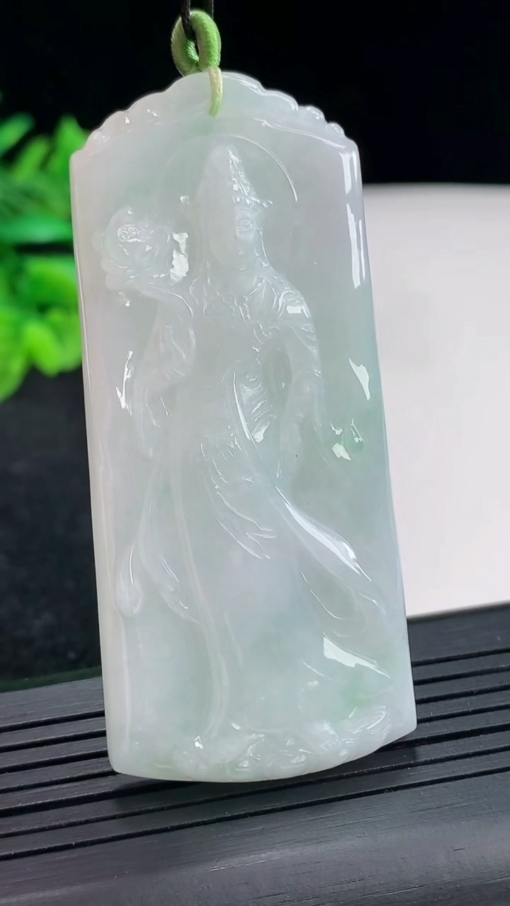 天然A货翡翠大势至菩萨吊坠，尺寸65.6-30-7重量:31.64g
4月20日