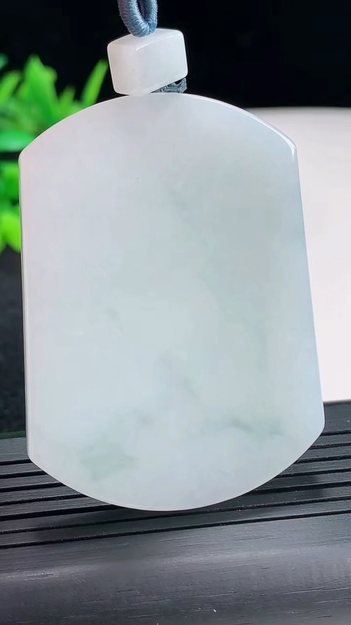 天然A货翡翠飘花无事牌吊坠，尺寸53-40-5.5重量:37.31g
4月20日