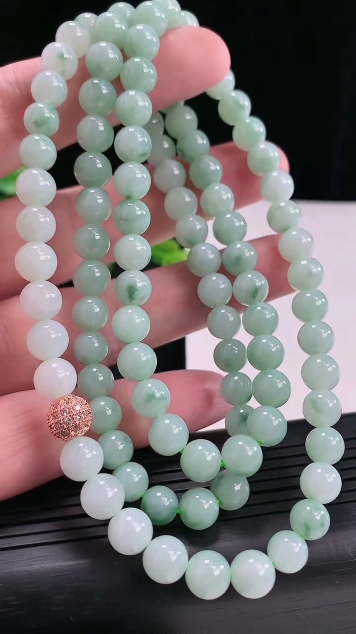 天然A货翡翠飘花圆珠项链，尺寸7.5-99颗重:69.72g5354月20日
工厂直销收藏佳品,种好水足，色泽均匀，有种有色，上手高大气！