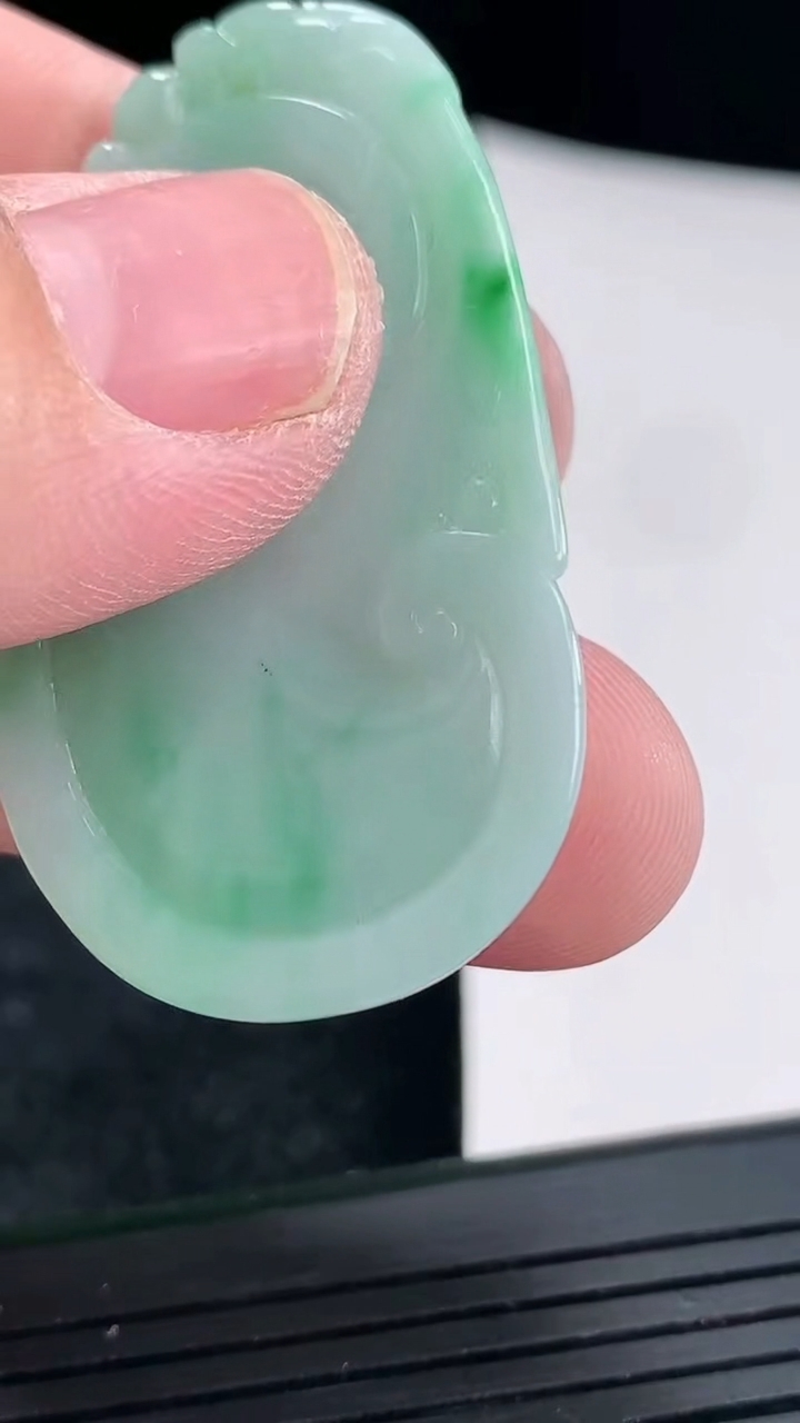 天然A货翡翠如意吊坠，尺寸46.2-25.7-3.9重:10.34g535
4月20日