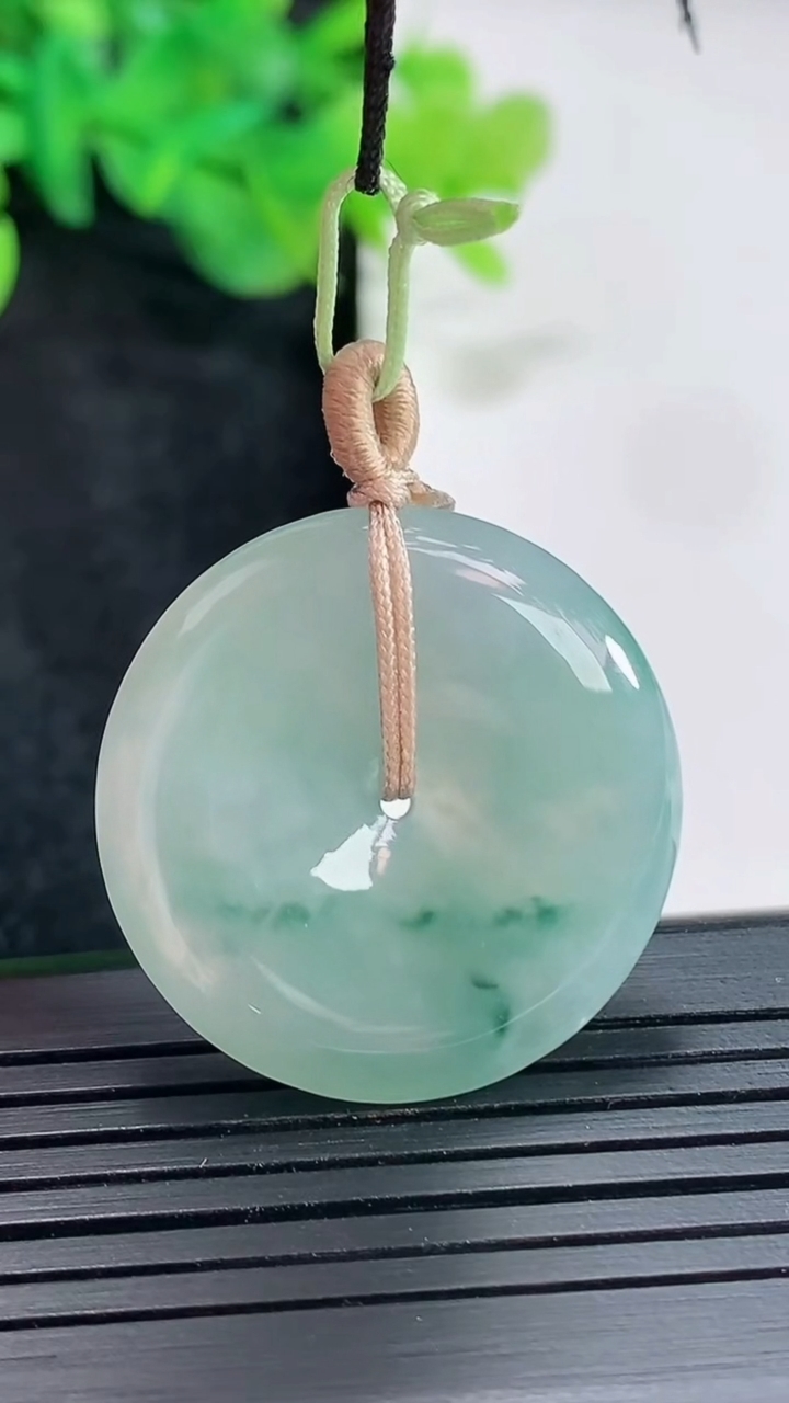 天然A货翡翠飘花平安扣吊坠，尺寸28-5.5重量:9.30g
4月20日