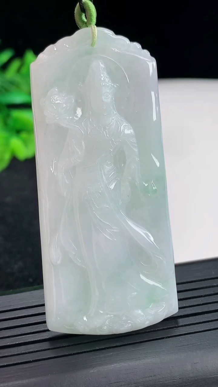 天然A货翡翠大势至菩萨吊坠，尺寸65.6-30-7重量:31.64g
4月20日