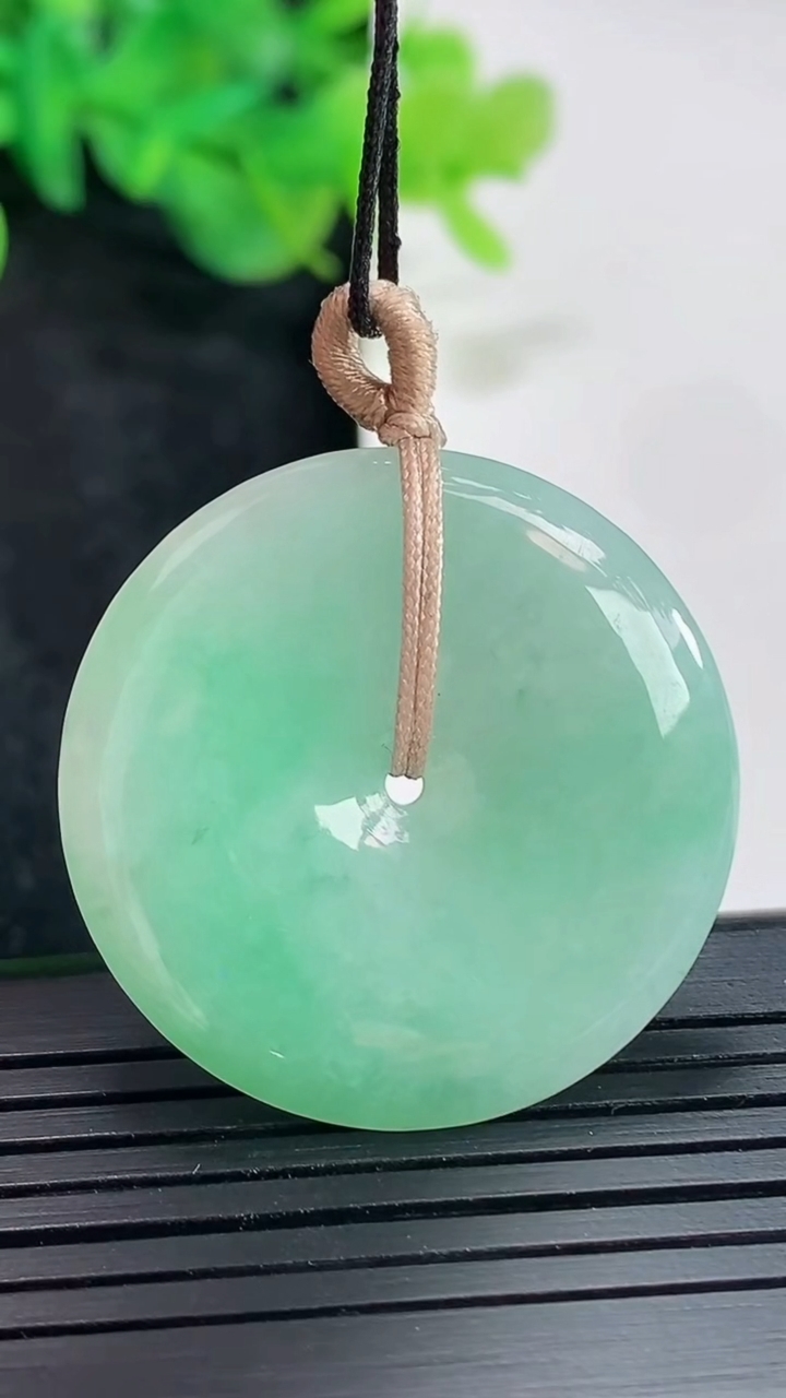 天然A货翡翠平安扣吊坠，尺寸31.5-5重量:11.09g
4月20日