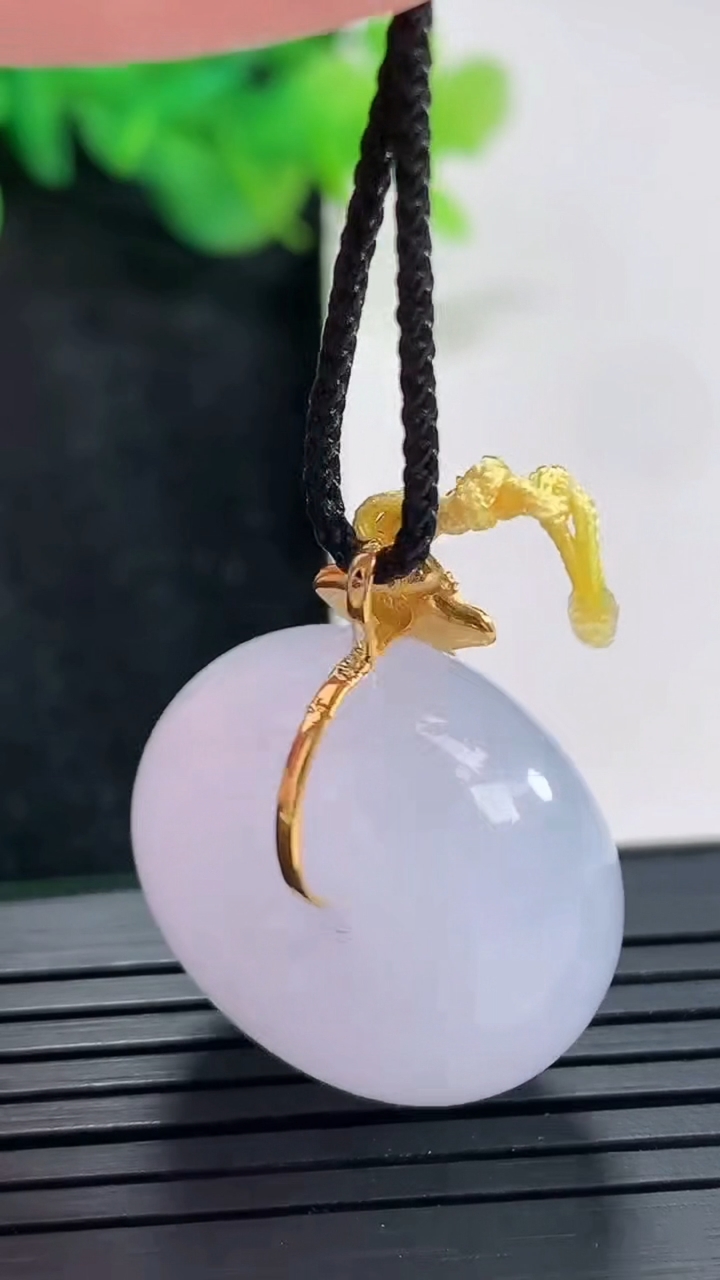 天然A货翡翠18k金紫罗兰路路通吊坠，尺寸23.6-12重量:14.70g
4月20日