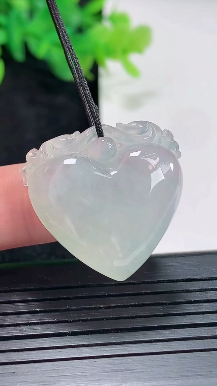 天然A货翡翠福瓜吊坠，尺寸26.5-28-8重量:9.64g
4月20日