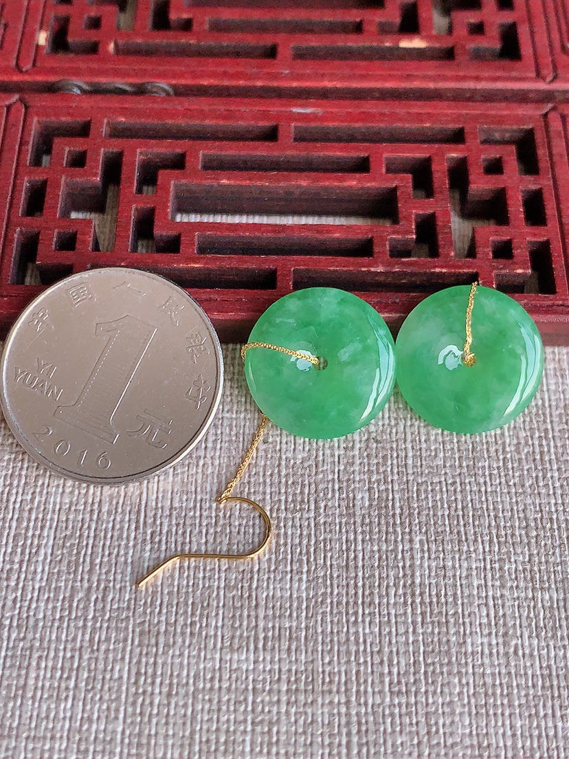 天然A货翡翠18K金镶嵌满绿平安扣耳坠 
尺寸17-3mm 重量4.10g 0418