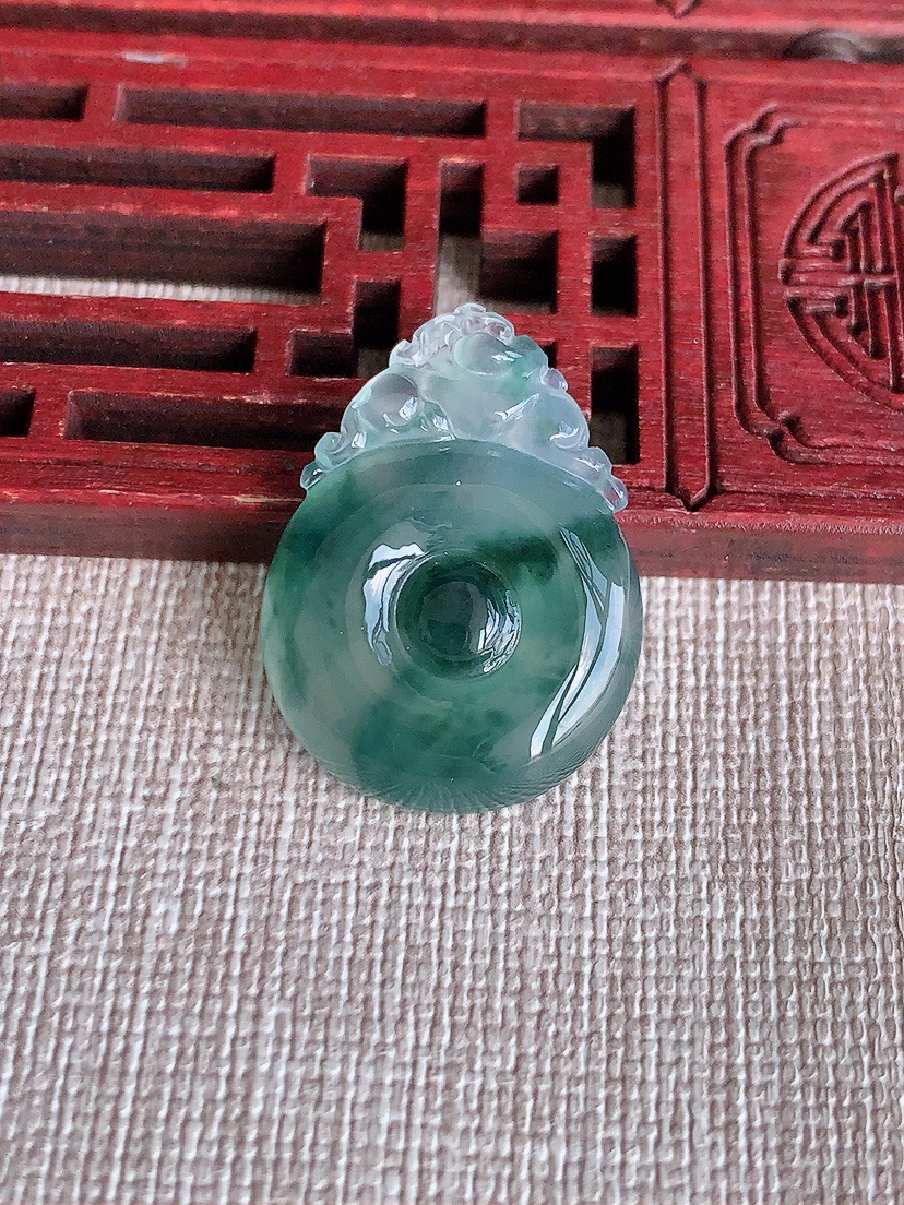 天然A货翡翠飘花福贝吊坠 
尺寸26.5-19.2-5.3mm 重量5.00g 0418